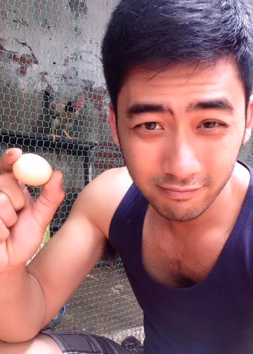 Nam diễn viên từng tâm sự, anh yêu cuộc sống gần gũi với thiên nhiên. Hiện tại, anh vừa trồng rau vừa nuôi gia súc, gia cầm, làm mộc. Ảnh: FBNV