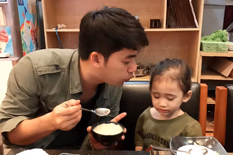 Bảo Anh nổi tiếng là một ông bố rất yêu con gái. Anh từng tâm sự, anh nhớ con đến phát khóc những hôm đi đóng phim ở xa. Ảnh: FBNV