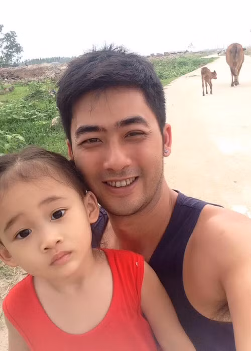 Nam diễn viên thường xuyên thay vợ chăm sóc con gái. Mỗi khi không phải đi đóng phim, anh luôn dành thời gian chơi với con gái. Ảnh: FBNV