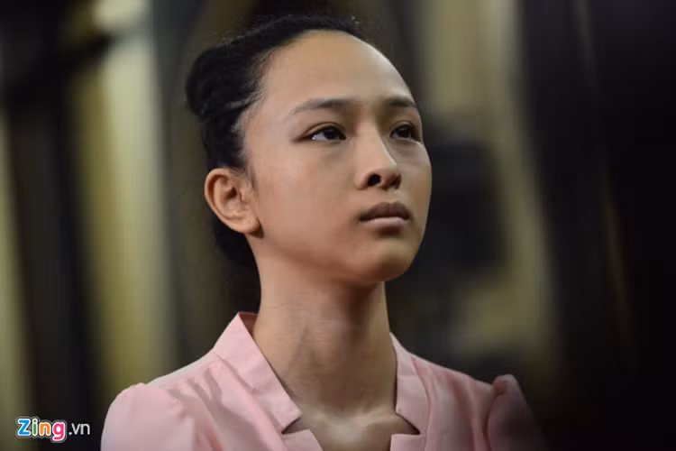 Mới đây, ra hầu tòa lần 2, Phương Nga tiếp tục xuất hiện với hình ảnh gương mặt sạm đen, đôi môi khô nẻ và vóc dáng hao gầy. Trong hai ngày đầu tiên của buổi phiên tòa xét xử sơ thẩm lần 2, người đẹp sinh năm 1987 vẫn xin được giữ “quyền im lặng” trước tòa án. Ảnh: Zing