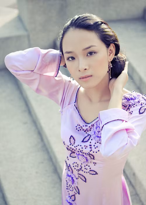 Hoa hậu Trương Hồ Phương Nga được ví như Trương Tử Di của Việt Nam. Xuất hiện trong các sự kiện, cô khiến nhiều người mê đắm bởi vẻ đẹp mặn mà cùng phong cách thời trang tinh tế, gợi cảm. Ảnh: Zing