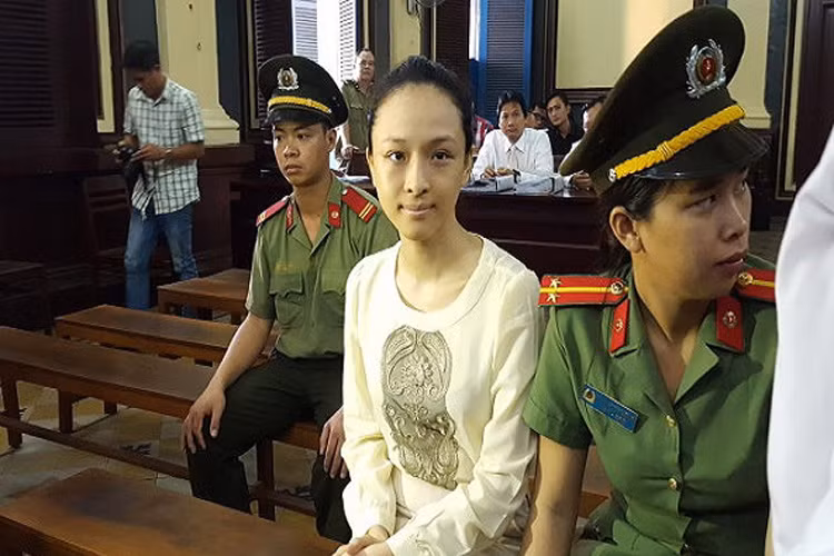 Ngày 19/3/2015, Hoa hậu Phương Nga bị bắt tạm giam và khởi tố về hành vi Lừa đảo chiếm đoạt tài sản. Ngày 21/9/2016, cô ra hầu tòa. Mới đây, Phương Nga tiếp tục đứng trước vòng móng ngựa. Tính đến nay, cô đã mất 2 năm 3 tháng tự do của đời mình. Ảnh: Vietq