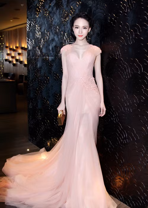 Phương Nga từng viết lời cho rất nhiều ca khúc được các ca sĩ nổi tiếng thể hiện như “Mong manh tình về” (Thanh Hà), "Có lẽ muộn màng" (Hồ Ngọc Hà), "Đông dịu ngọt" (Quốc Thiên), "Chìa khóa" (Hoàng Bách), "Ký ức vuột mất" (Phạm Anh Khoa)...Ảnh: Maskonline