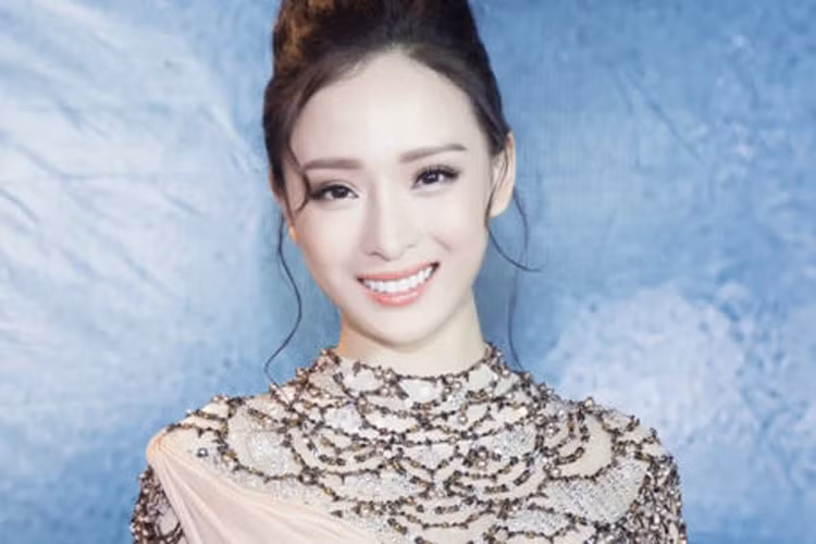 Sau khi tốt nghiệp đại học, Phương Nga quyết định trở về Việt Nam. Sở hữu nhan sắc mặn mà, cô đắt show làm người mẫu, MC. Ngoài ra, Trương Hồ Phương Nga còn đóng phim, tham gia diễn xuất trong các MV của các ca sĩ. Ảnh: Bưu điện Việt Nam