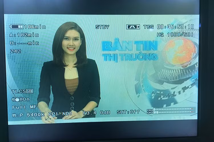 Không được đào tạo chính quy về truyền hình, Hương Giang đã quyết định đi học thêm các kỹ năng sau một năm dẫn chương trình. Hiện tại, nữ diễn viên sinh năm 1989 đang làm MC cho nhiều chương trình truyền hình: Bản tin thị trường, Thú chơi... Ảnh: FBNV