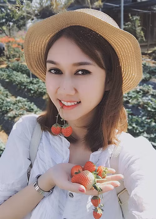 Năm 2010, Hương Giang lên xe hoa. Hai năm sau kết hôn, nữ diễn viên phim "Sống chung với mẹ chồng" hạ sinh cô con gái đầu lòng. Ảnh: FBNV