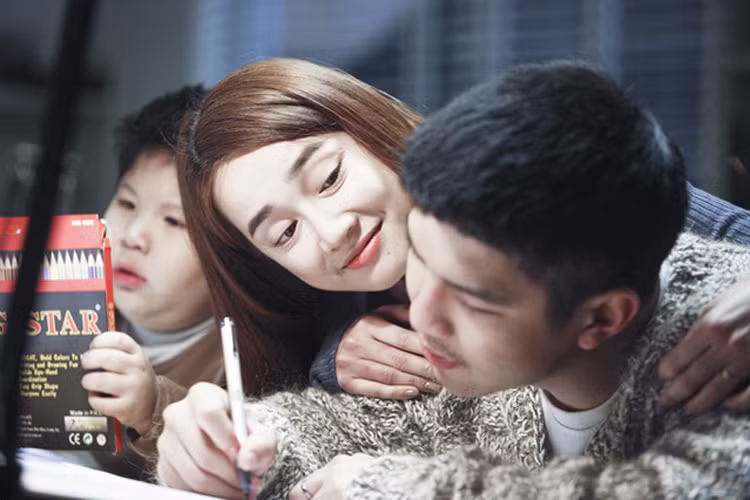 Năm 2015, Nhã Phương còn đóng phim điện ảnh “49 ngày” và phim truyền hình “Người đứng trong gió”, “Khúc hát mặt trời”. Năm 2016, cô xuất hiện trong phần 2 “Tuổi thanh xuân”. Năm nay, Nhã Phương tấn công màn ảnh rộng với “Lôi báo” và “Yêu đi đừng sợ”. Ảnh: VTV