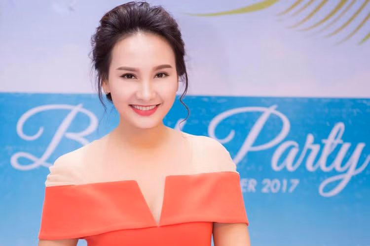 Dù đã là mẹ của một bé trai kháu khỉnh nhưng Bảo Thanh vẫn giữ được vóc dáng thon gọn và gương mặt trẻ trung, xinh đẹp. Cô thậm chí được khen đẹp mặn mà hơn hồi chưa lên xe hoa. Ảnh: FBNV