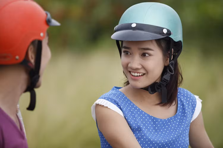 Dù tham gia nhiều phim nhưng mãi đến khi góp mặt trong phim ngắn “Xin lỗi anh chỉ là thằng bán bánh giò” năm 2013, Nhã Phương mới gây được sự chú ý. Năm 2014, cô đóng phim điện ảnh “Quả tim máu”, phim truyền hình “Vừa đi vừa khóc”. Ảnh: VTV