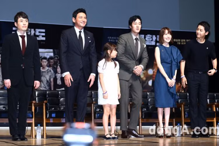 Song Joong Ki sau Hậu duệ mặt trời đã có sự trở lại với tác phẩm điện ảnh mới. Anh tiếp tục đóng vai người lính trong phim điện ảnh Đảo địa ngục sắp ra mắt tại Việt Nam vào mùa hè này. Song Joong Ki (ngoài cùng bên phải) đã có buổi gặp gỡ báo chí Hàn cùng dàn sao của tác phẩm mới.