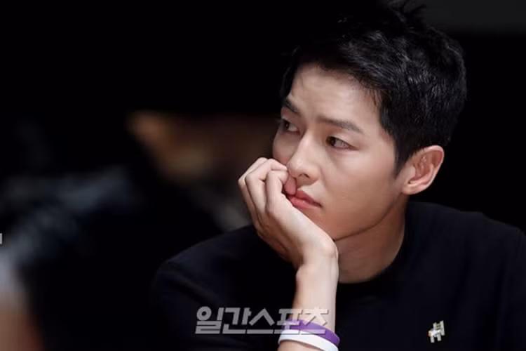 Sau 1 năm kể từ khi cùng hợp tác đóng vai tình nhân trong phim Hậu duệ mặt trời, cặp đôi Song Joong Ki và Song Hye Kyo đã hai lần bị báo chí Trung Quốc đưa tin hẹn hò. Cả hai lần đều bị người trong cuộc phủ nhận.