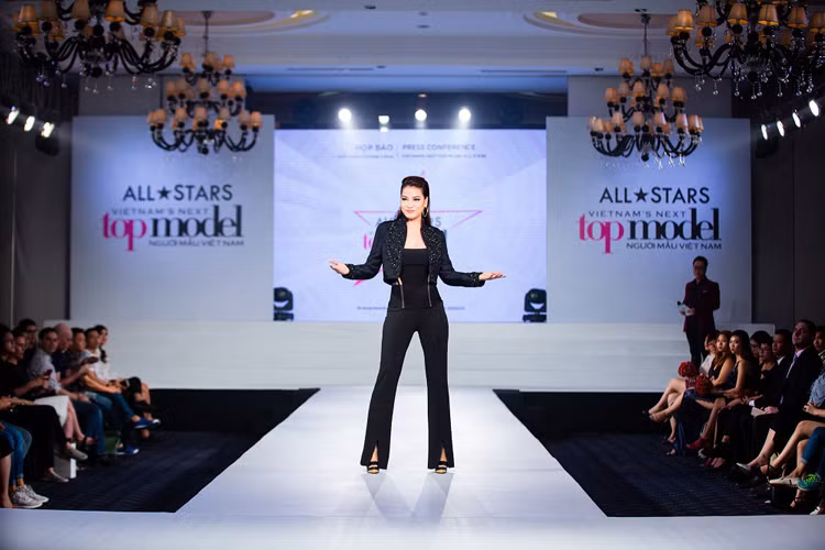 Bộ ba giám khảo của Vietnam's Next Top Model 2017 gồm có Trương Ngọc Ánh, siêu mẫu Võ Hoàng Yến và giám đốc sáng tạo Nam Trung.