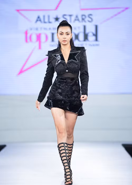 Lại Thanh Hương được cho là thí sinh có lợi nhất bởi từng là học trò của giám khảo Võ Hoàng Yến. Trước nghi vấn này, cô thẳng thắn đáp trả: “Tôi là người gặp bất lợi nhất vì chính sự khó tính trong bản năng của chị Yến. Vì đã từng quen biết nên chị Yến sẽ biết tôi từng làm được gì để từ đó yêu cầu cao hơn”.