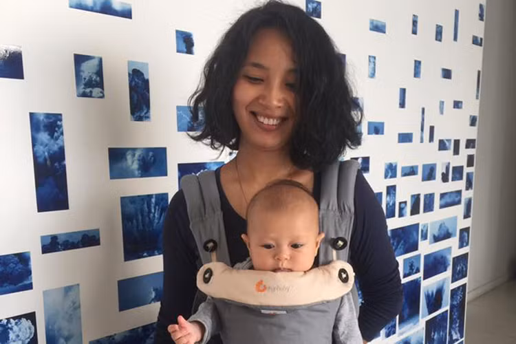 Đầu tóc xộc xệch, da mặt khô, môi tróc lở và chỉ có 3 phút để tắm. Stress khi nghĩ đến công việc. Nghiến răng kèn kẹt khi ông chồng về nhà đi cả giày vào phòng ngủ. Nói chung ở trạng thái nổ tung...", Thùy Minh chia sẻ về tình cảm trầm cảm sau lần sinh con thứ 2. Ảnh: FBNV