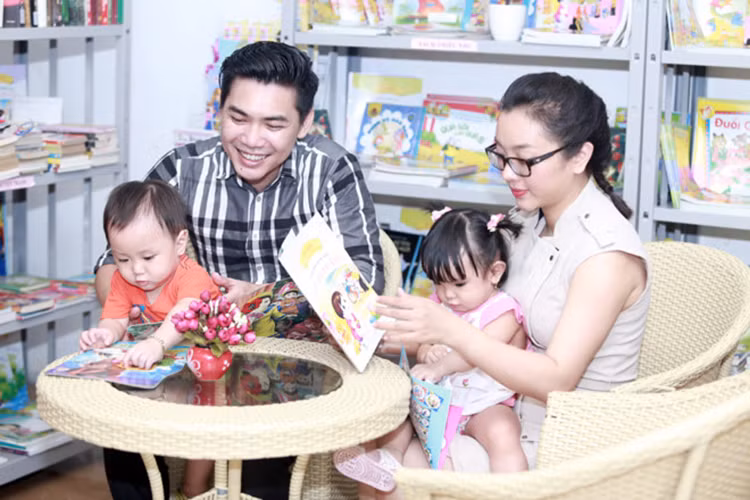 Phương Anh sợ nhất quãng thời gian 10 ngày sau khi sinh, con trai bị viêm phổi phải đi cấp cứu còn con gái ở nhà sau đó bị ho. May mắn, sau 3 tháng hết cữ, nữ ca sĩ không phải dùng thuốc để chữa trầm cảm. Ảnh: Zing