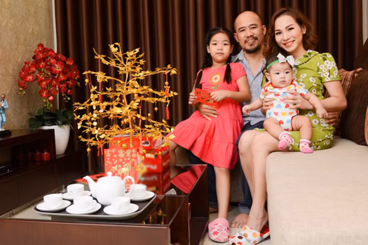 Ca sĩ Hoàng Lê Vy cũng là một trong số những sao Việt bị trầm cảm sau khi sinh con. Nữ ca sĩ từng chia sẻ, khi sinh con được 4 tháng, cô đã đi hát trở lại vì không muốn khán giả sẽ quên mình. Ảnh: VTV