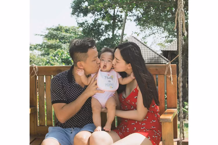 “Tôi bị trầm cảm ở trong suy nghĩ, chứ không phải do yếu tố bên ngoài tác động. Bởi chồng rất chiều tôi, mẹ chồng lại giúp chăm con. Nhưng tự bản thân tôi có những suy nghĩ tiêu cực, nghĩ mình xấu, mình béo, không ai đón nhận nữa”, Á hậu Trà My chia sẻ với Zing. Ảnh: FBNV