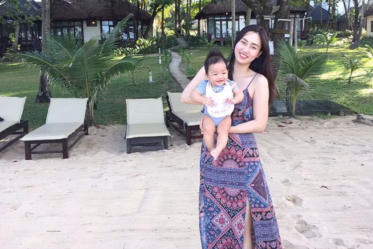 Á hậu Ngô Trà My sinh con gái đầu lòng vào tháng 8/2016. Người đẹp 9x chia sẻ, cô từng bị trầm cảm sau khi sinh dù được chồng chiều chuộng, mẹ chồng giúp chăm con. Sau hơn một tháng, khi nội tiết thay đổi, cô tự vực dậy tinh thần. Ảnh: FBNV