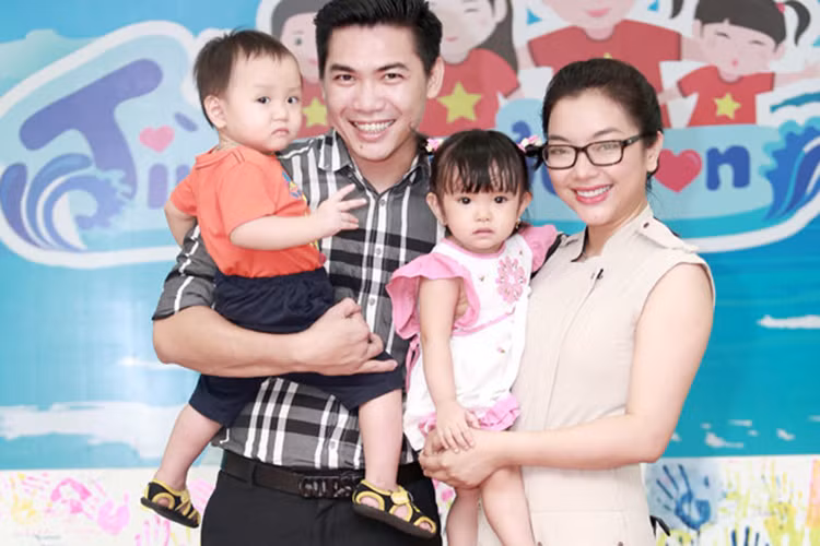 Lần đầu làm mẹ, ca sĩ Phương Anh đã nhiều lần phải khóc vì áp lực cùng một lúc phải chăm sóc hai con sinh đôi. “Hàng đêm, tôi thường giật mình vì con khóc. Khi đang thay tã cho bé này thì bé kia lại thức giấc rồi oe oe. Nhìn hai con khóc, tôi cũng khóc theo”, cô chia sẻ. Ảnh: Zing