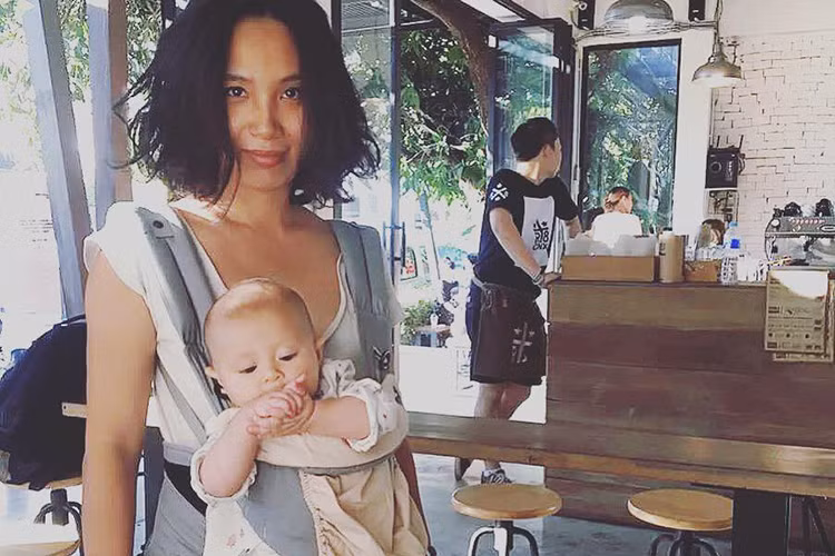 Trong cả hai lần sinh nở, MC Thùy Minh đều bị trầm cảm sau sinh dù biết về hội chứng này từ lâu. “Mình lên cơn trầm cảm khiếp đảm, thấy căm ghét cuộc đời, thấy bất hạnh tâm can, thấy mình không có đủ thời gian cho con lớn, con bé, người ở cạnh và chính bản thân... Ảnh: FBNV