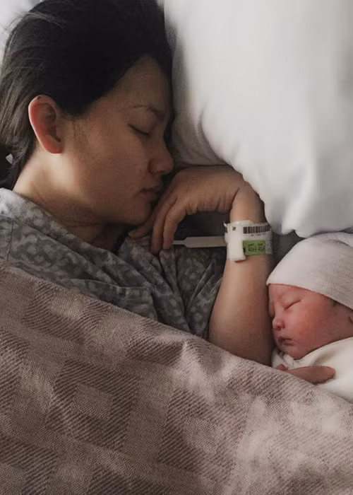 Nữ diễn viên từng chia sẻ, cô đã khóc nguyên một tuần đầu ở cữ bởi vì giận bản thân làm mẹ mà không đủ sữa nuôi con. Rất may, không lâu sau đó, Ngọc Lan đã có sữa cho con bú. Ngoài Ngọc Lan, có không ít sao Việt bị trầm cảm sau sinh. Ảnh: FBNV