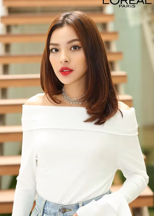 Với Tú Hảo, cô sinh năm 1996, từng giành giải 3 cuộc thi Người mẫu ảnh 2016. Tú Hảo từng tham gia đóng quảng cáo, một số MV ca nhạc và là người mẫu lookbook. Cô được cho là sở hữu gương mặt có nhiều nét giống hot girl Hạ Vi và diễn viên Ngô Thanh Vân. Ảnh: FBNV