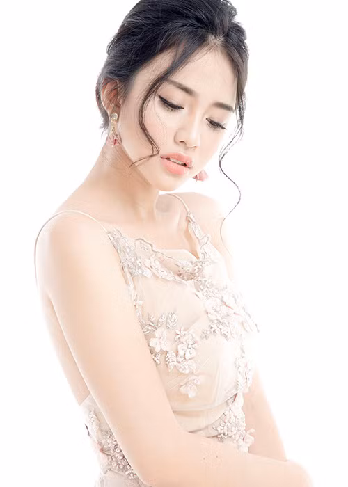 Thiên Nga có chiều cao khá khiêm tốn (1m67) nhưng sở hữu thân hình gợi cảm (82-60-91). Hot girl 23 tuổi được nhiều bạn trẻ yêu thích trên mạng xã hội. Giống Tú Hảo, Thiên Nga lọt thẳng vào vòng ghi hình nhờ chiến thắng tại vòng thi online. Ảnh: FBNV