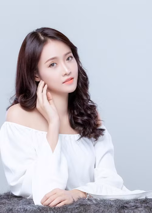 Trương Mỹ Nhân là cái tên không quá xa lạ với công chúng. Cô từng là gà cưng một thời của Vũ Khắc Tiệp. Ngoài chiều cao ấn tượng (1m78), Trương Mỹ Nhân được khen đẹp dịu dàng, thanh thoát. Ảnh: FBNV