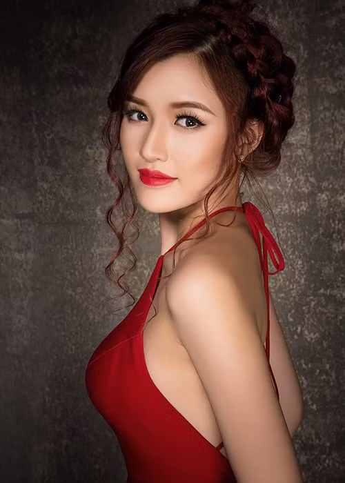 Với Đặng Phạm Phương Chi, cô được xem là “bản sao” của Hoa hậu Mai Phương Thúy. Phương Chi từng giành vương miện Nữ hoàng Trang sức 2015, danh hiệu Miss Dạ hội tại cuộc thi Hoa khôi sinh viên 2014. Ảnh: FBNV