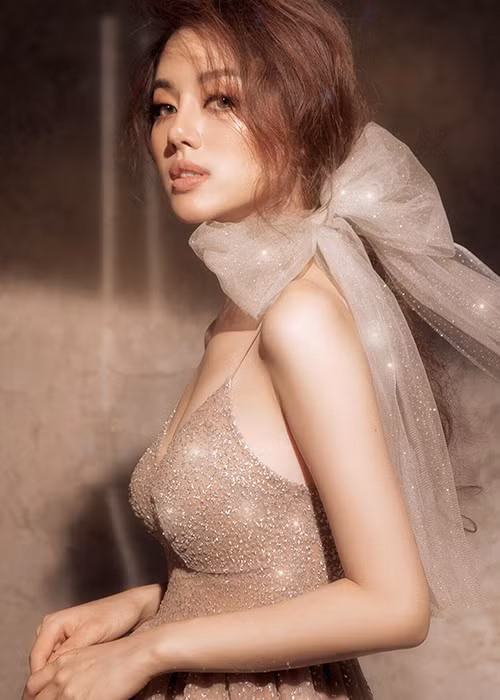 Nguyễn Đặng Khánh Linh sinh năm 1995. Cô sở hữu gương mặt trái xoan, đôi mắt to, đôi môi mọng và làn da trắng hồng. Ngoài danh hiệu “nữ hoàng lookbook”, Khánh Linh còn được mệnh danh là bản sao Tâm Tít. Ảnh: FBNV