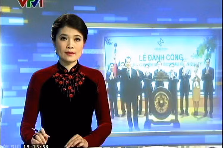 BTV Diệp Anh là một trong những gương mặt giữ sóng Thời sự 19h được yêu thích. Trong 16 năm, ngoài Thời sự 19h, cô còn làm MC cho nhiều chương trình khác như: Chào buổi sáng, Vấn đề hôm nay. Ảnh: FBNV