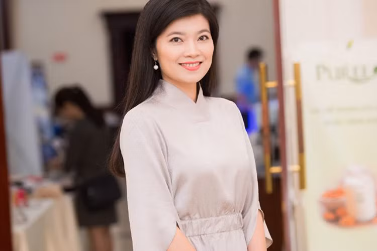 Hiện tại, BTV Diệp Anh vẫn khá kín tiếng trong đời tư. Trong ảnh, cựu MC của bản tin Thời sự 19h trẻ trung, duyên dáng tại một hội thảo ở Hà Nội vào cuối tháng 5 vừa qua. Ảnh: Vietnamnet