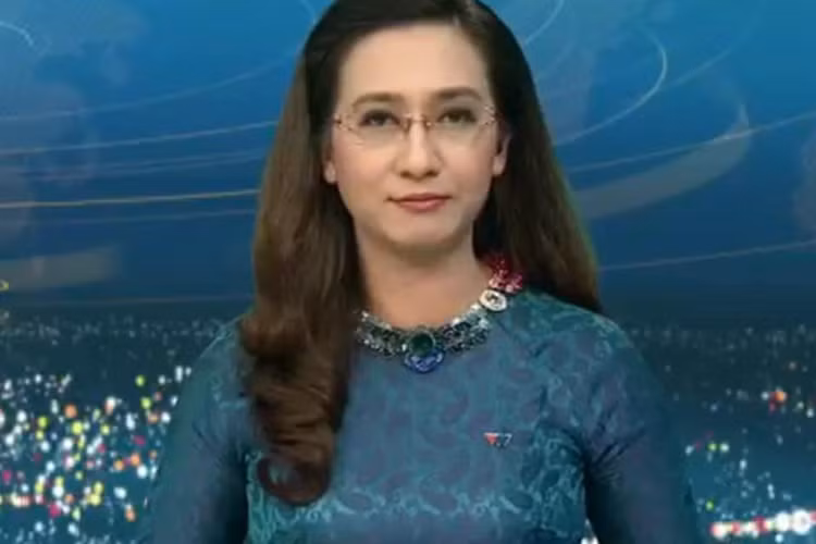 BTV Vân Anh bắt đầu giữ sóng bản tin Thời sự 19h của VTV từ cuối năm 1997 và được nhiều nhiều khán giả yêu thích bởi giọng nói truyền cảm. Cuối tháng 11/2016, cô bất ngờ nghỉ việc ở VTV. Ảnh: FBNV