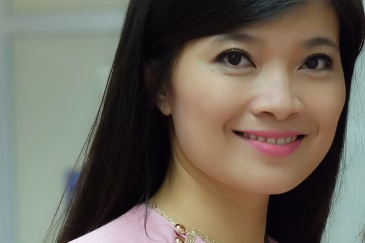 Tháng 1/2016, Diệp Anh rời VTV sau 16 năm gắn bó. Quyết định của cô khiến gia đình ngỡ ngàng. Sau khi nghỉ việc, Diệp Anh đã mở công ty riêng để kinh doanh sản phẩm may mặc từ lụa tơ tằm. Ảnh: FBNV