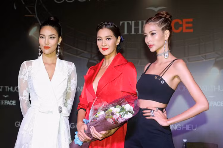 Trước đó, trong buổi họp báo ra mắt The Face 2017, với vai trò khách mời, HLV Lukkade đến dự sự kiện sớm 10 phút trong khi dàn HLV Việt đến trễ gần 2 tiếng. Ảnh: VTC