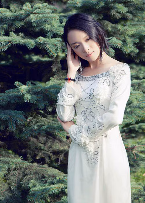 Bà Mai Phương từng bày tỏ nỗi đau trước cảnh con gái vướng lao lý. “Mẹ, mẹ ơi! Con bị cài bẫy, con bị lừa, mẹ ơi... Giật mình tỉnh giấc, tim đau nhói... Hình ảnh con đầy nước mắt trong buổi gặp mẹ lần đầu với những lời thổn thức hôm nào như cứa vào lòng mẹ”, bà nói. Ảnh: FBNV