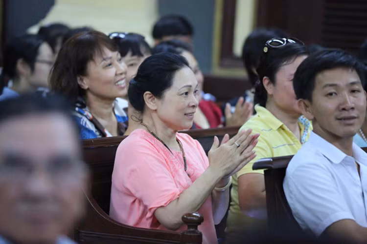 Hôm qua (ngày 22/6), Phương Nga ra hầu tòa lần 2. Có mặt trong phiên xét xử, bà Mai Phương vỗ tay, cười tươi khi nghe chủ tọa phiên tòa cho rằng những lời khai của ông Mỹ có sự mâu thuẫn, bất nhất trong những tình tiết tố cáo. Hôm nay, mẹ ruột của Phương Nga tiếp tục có mặt tại phiên tòa của con gái. Ảnh: Thời đại