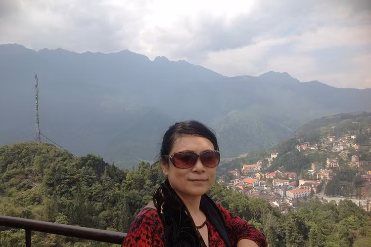 “Vừa nhìn thấy tôi, con đã òa khóc nói “Mẹ ơi, con xin lỗi. Con bị lừa, con bị cài bẫy”. Nga kể với tôi về việc đã bị lừa thế nào, bị tạo dựng bộ hồ sơ giả mua bán nhà mà thực chất là chuyện tình cảm của con tôi với Cao Toàn Mỹ”, bà Mai Phương nói. Ảnh: FBNV