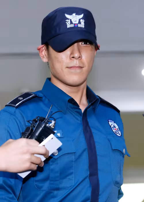 Gần đây, scandal sử dụng cần sa của nam ca sĩ T.O.P (Big Bang) gây xôn xao dư luận. Giữa tâm bão, anh viết thư tay xin lỗi khán giả. Mới đây, sau khi trở về từ sở cảnh sát, T.O.P được đưa vào bệnh viện cấp cứu vì sử dụng thuốc an thần quá liều. Sau 2 ngày rơi vào hôm mê sâu rất nguy hiểm, anh đã tỉnh lại. Ảnh: Dispatch