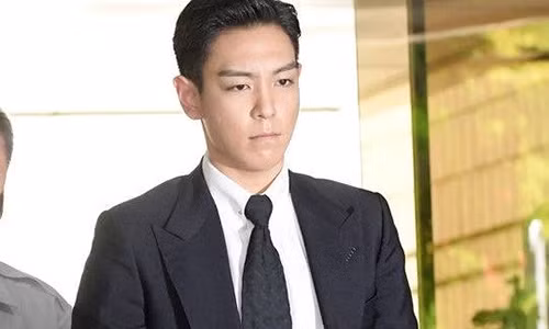 T.O.P (Big Bang) cui dau xin loi me khi ra toa