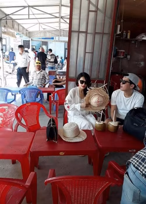 Có mặt ở Khánh Hòa, trong khi Trường Giang mặc áo phông, quần short thì Nhã Phương mặc váy trắng và khoác áo dài chống nắng. Ảnh: Thể thao văn hóa