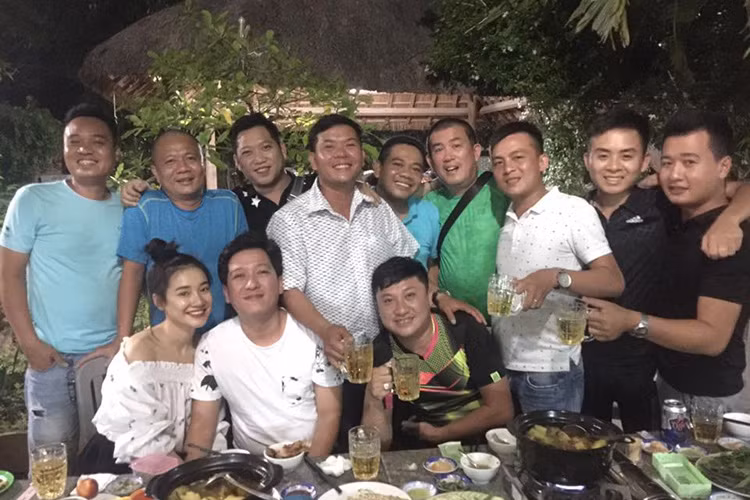 Nhã Phương và Trường Giang công khai hẹn hò vào năm 2016 sau thời gian phủ nhận chuyện tình cảm từ khi đóng chung phim “49 ngày”. Ảnh: Facebook bạn Trường Giang và Nhã Phương