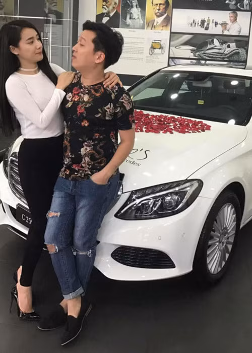 Sau tin đồn kết hôn, Trường Giang mua xe có giá hơn 1,6 tỷ đồng tặng Nhã Phương. Trong ngày nhận xe, nam danh hài còn viết chữ “She’s” và kết cánh hoa hồng thành hình trái tim để thể hiện tình yêu với bạn gái. Ảnh: Zing