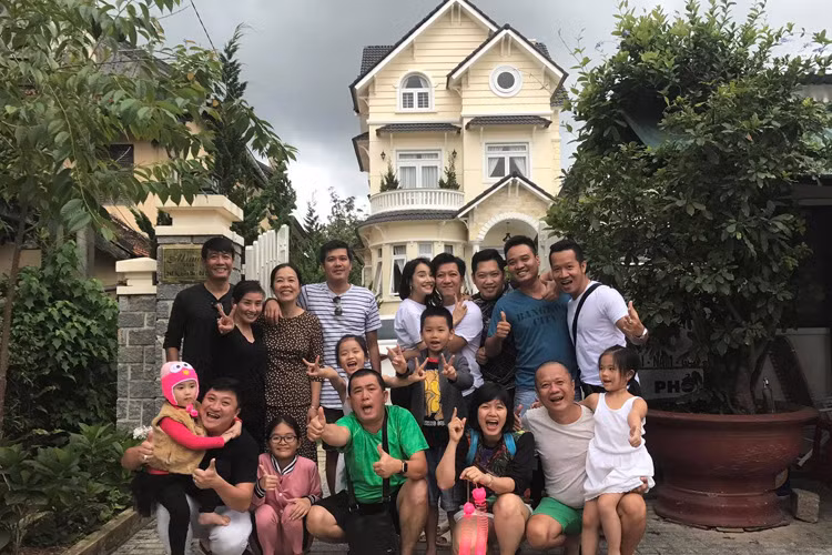 Khoảnh khắc cặp đôi diễn viên hot của showbiz Việt ôm nhau thắm thiết chụp ảnh bên bạn bè ở Đà Lạt. Ảnh: Facebook danh hài Nhật Cường