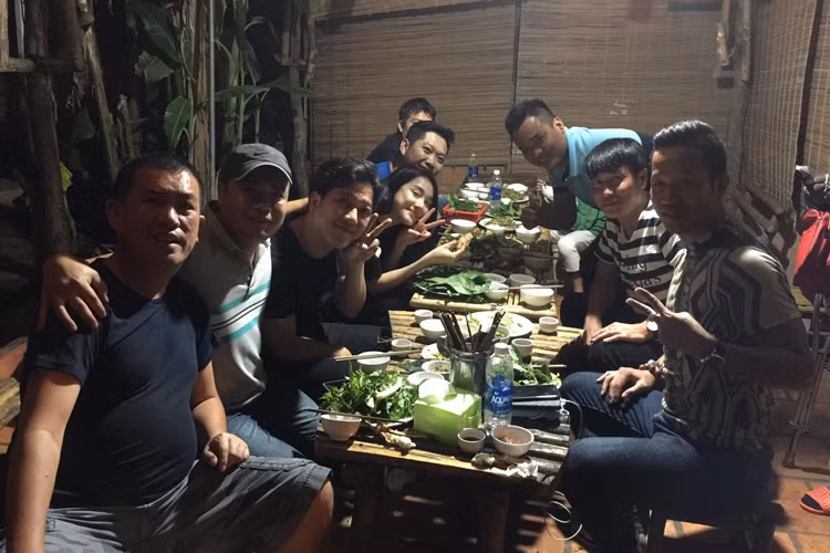 Từ khi hẹn hò đến nay, Trường Giang - Nhã Phương dính như sam trong cả cuộc sống đời thường lẫn công việc. Ảnh: Facebook danh hài Nhật Cường