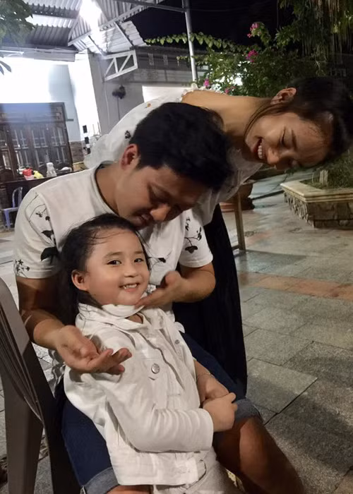 Trong chuyến đi, cặp đôi diễn viên phim “49 ngày” quấn quýt không rời. Trong ảnh, Trường Giang - Nhã Phương cưng nựng một em nhỏ. Ảnh: Facebook bạn Trường Giang và Nhã Phương