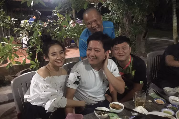 Diện áo trễ vai gợi cảm, Nhã Phương tình tứ khoác tay Trường Giang trong buổi ăn uống bên bạn bè. Ảnh: Facebook bạn Trường Giang và Nhã Phương