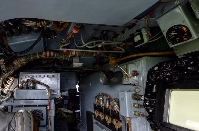 Thiết bị máy móc cảm biến hầu như choán hết khoang sau của trực thăng Ka-27.