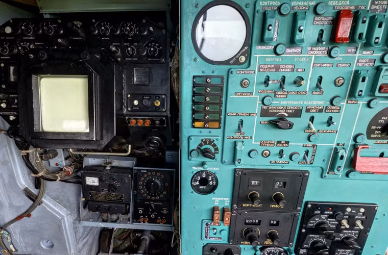 Cận cảnh tủ thiết bị điều khiển của hệ thống săn tìm tàu ngầm trên trực thăng Ka-27. Trên Ka-27 được trang bị hệ thống phao thủy âm vô tuyến (dò bằng sóng vô tuyến khi tàu ngầm phát ra tín hiệu sóng vô tuyến lên không trung) và dò âm (dò tiếng chân vịt của tàu ngầm) cùng hệ thống radar trinh sát mặt nước, thiết bị chống nhiễu, gây nhiễu để tàu ngầm không thể phát hiện.