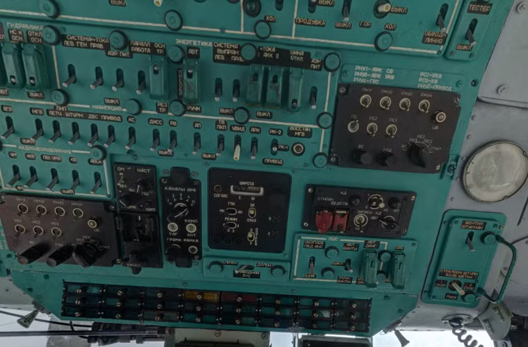 Trên “trần” máy bay là bảng nút bấm chi chít – phải rất thán phục các phi công Ka-27 khi có thể vận hành máy bay với những dãy nút này.